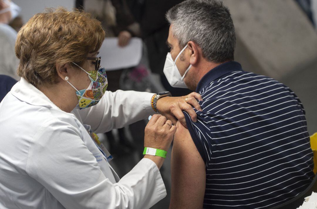 Una trabajadora sanitaria administra la primera dosis de la vacuna AstraZeneca contra el Covid-19 