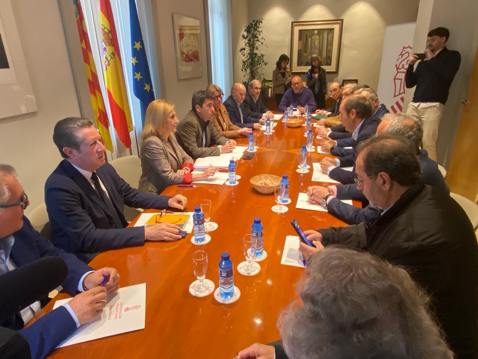 Los regantes, junto a Carlos Mazón, antes de comenzar la reunión