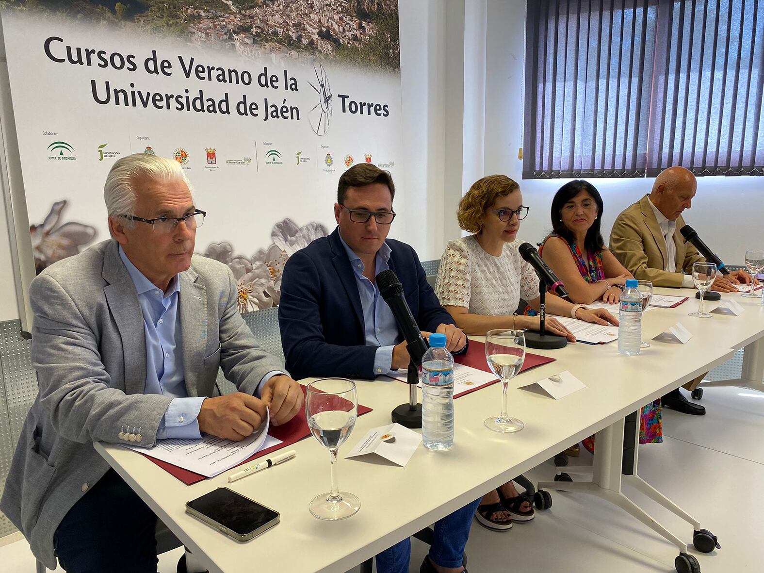 Inauguración de una edición anterior de los Cursos de Verano de la UJA en Torres, con Baltasar Garzón en primer plano