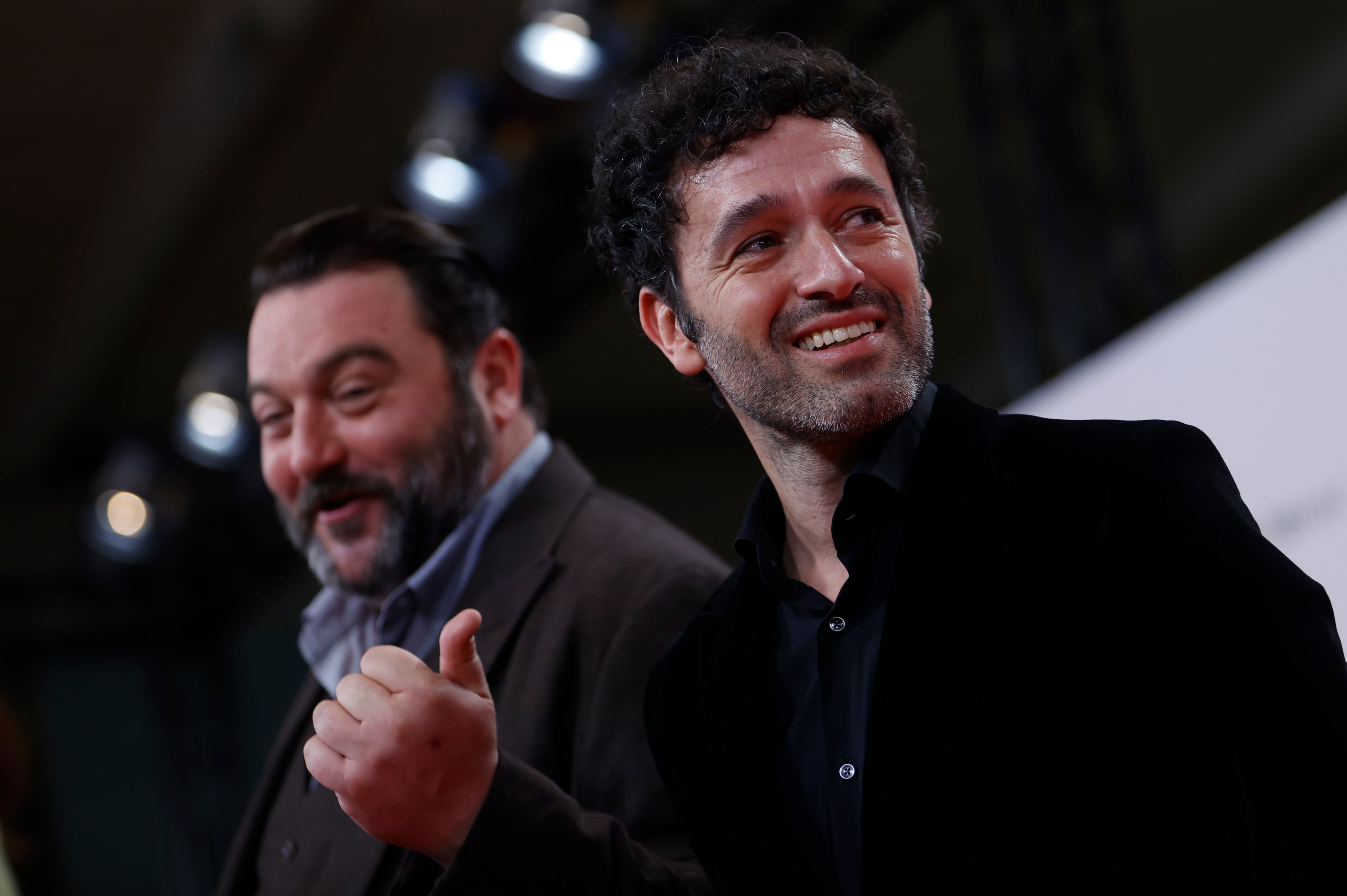 MADRID, 17/12/2022.- El director de cine Rodrigo Sorogoyen (d) y el actor Denis Ménochet, a su llegada a la gala de entrega de los Premios Forqué que se celebra este sábado en el Palacio Municipal del IFEMA, en Madrid. EFE/Daniel González
