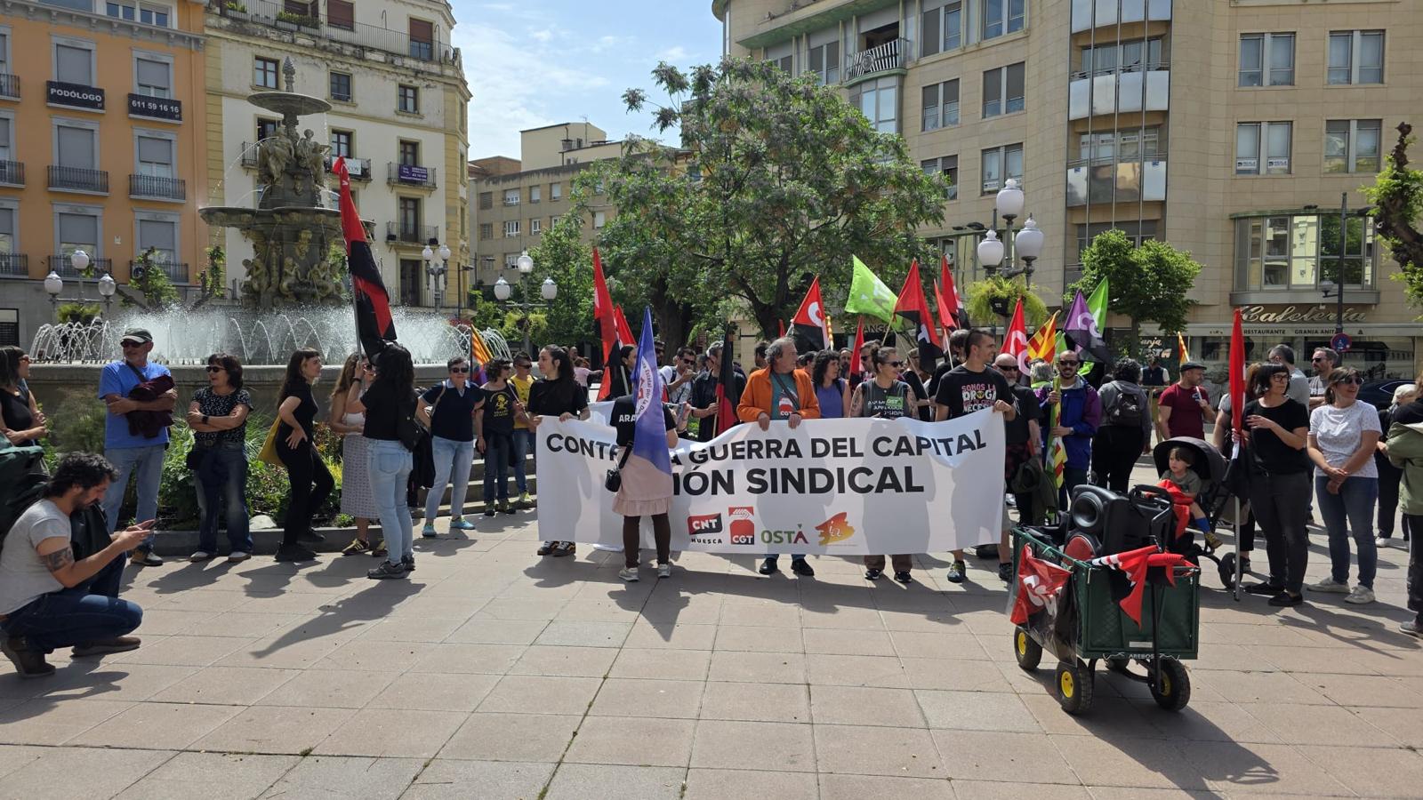 manifestación de CNT, CGT y Osta en la plaza de Navarra en Huesca