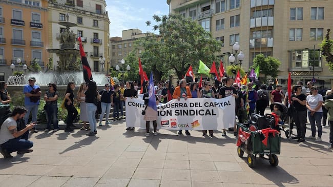 manifestación de CNT, CGT y Osta en la plaza de Navarra en Huesca