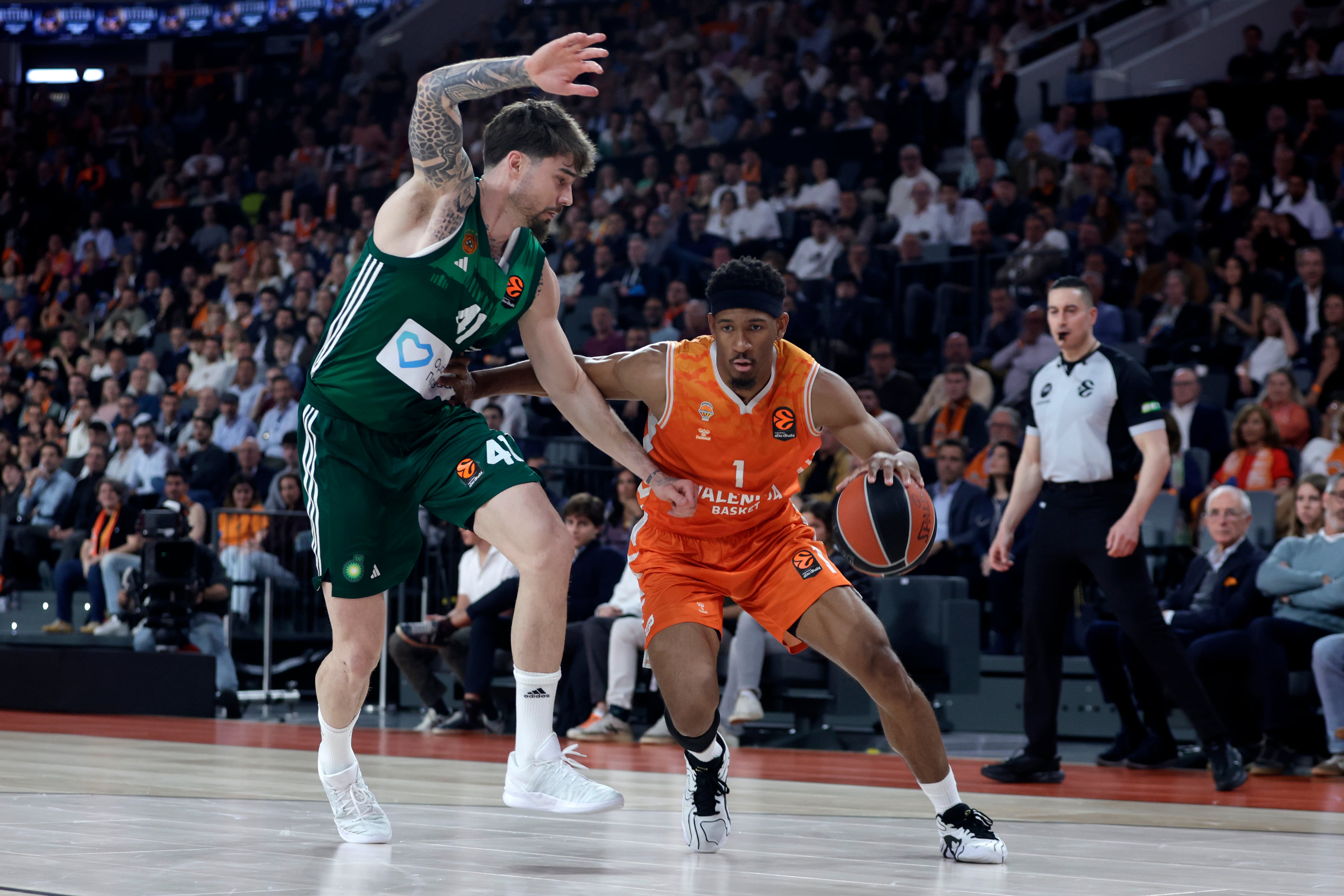 VALENCIA, 09/04/2026.- El alero del Valencia Basket Kameron Taylor (d) intenta superar a Juantxo Hernangómez, del Panathinaikos, durante el partido de baloncesto correspondiente a la jornada 37 de la EuroLiga disputado hoy jueves en el Roig Arena de Valencia. EFE/Miguel Ángel Polo.
