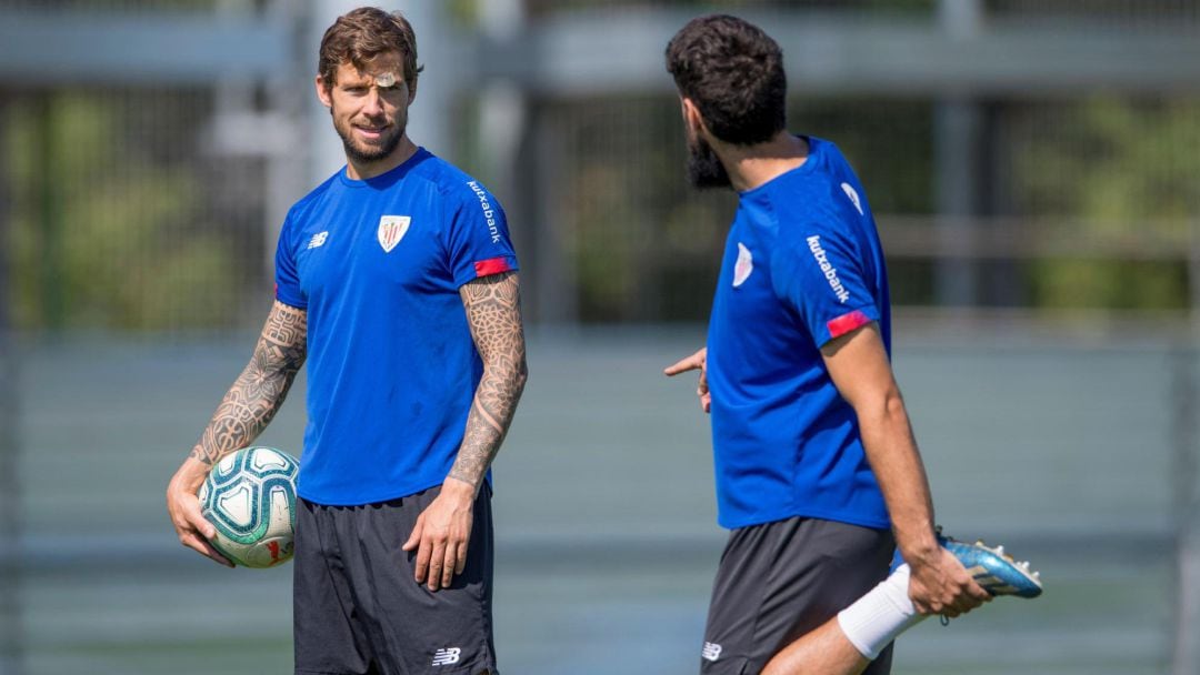 El defensa del Athletic de Bilbao, Íñigo Martinez (i) durante el entrenamiento del equipo en sus instalaciones de Lezama este domingo. 