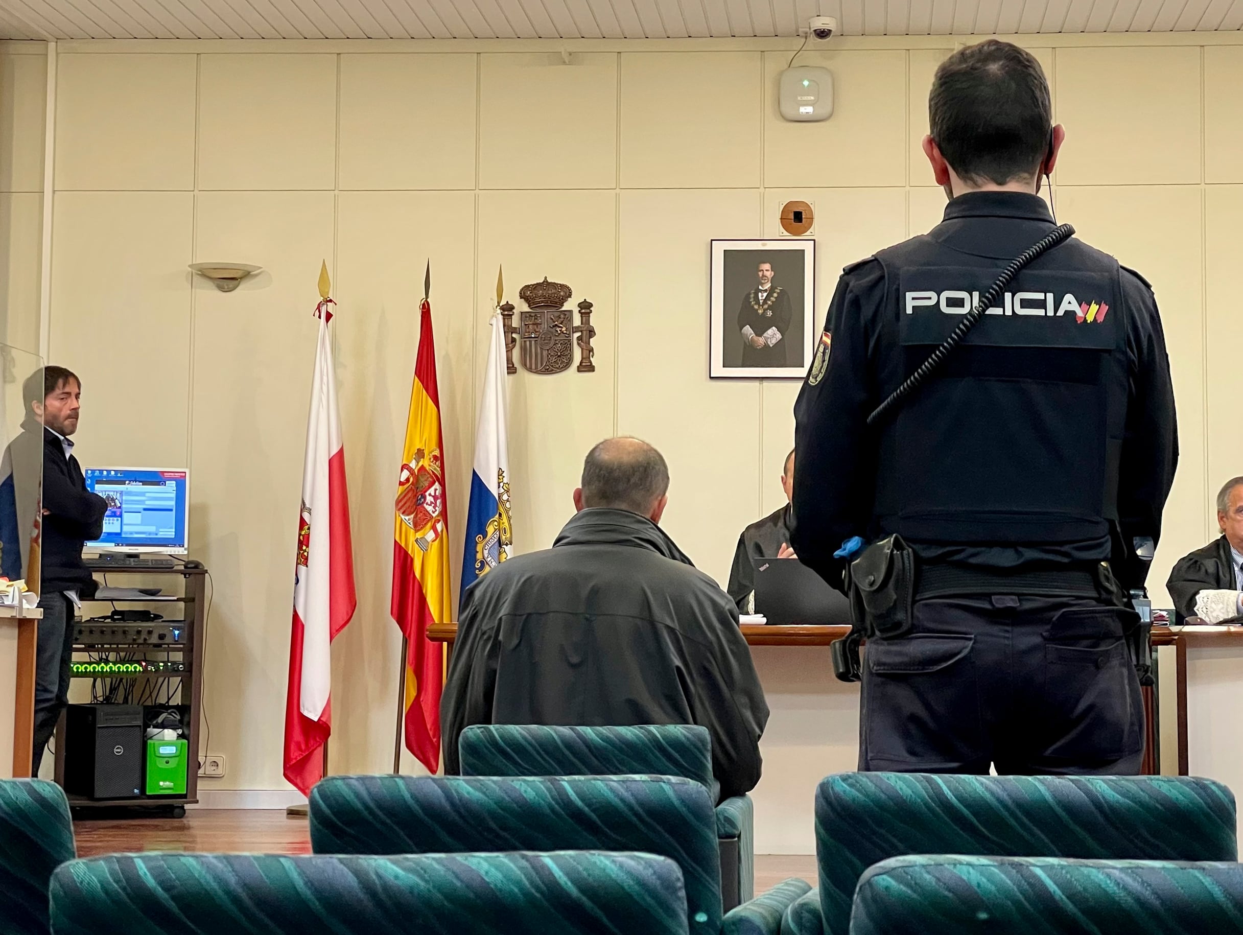 SANTANDER, 23/01/2023.- El hombre acusado de asesinar a golpes a su madre de 79 años en octubre de 2021 en Santander declara en su juicio este lunes en la Audiencia de Cantabria. EFE/Pablo Ayerbe
