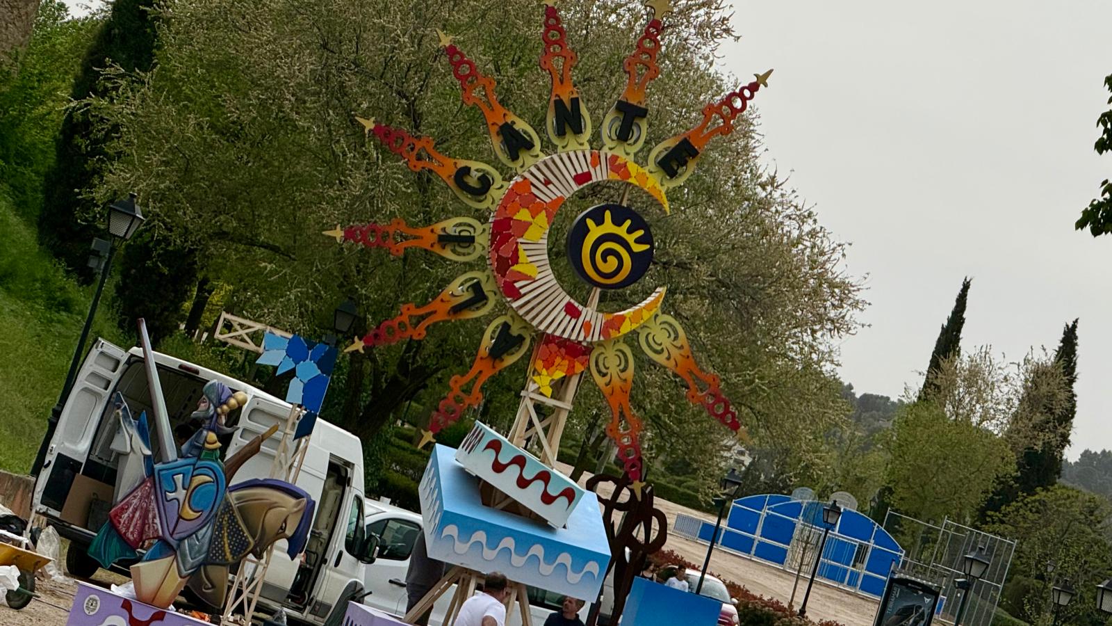 Imagen del montaje de la hoguera de San Juan en el Paseo de Recaredo de Toledo