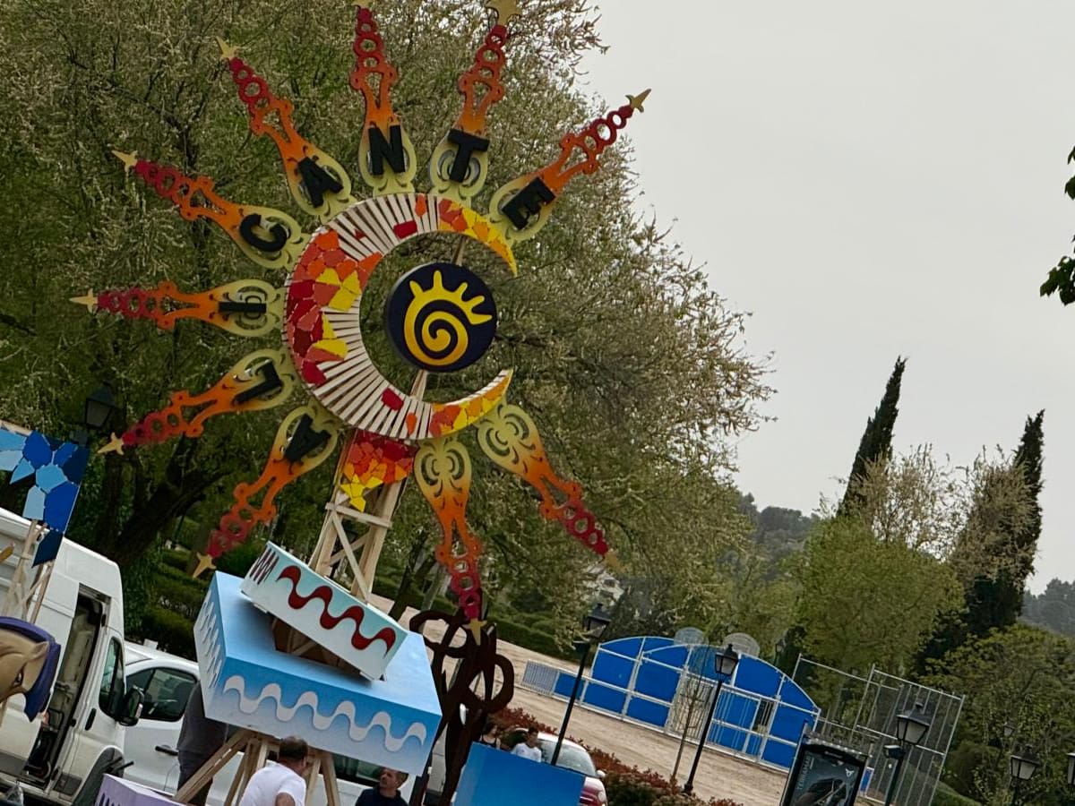 Las Hogueras de San Juan de Alicante llegan a Toledo con desfiles, mascletà y cremà