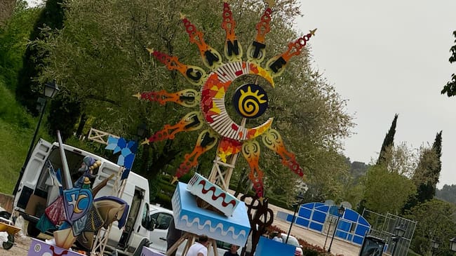 Imagen del montaje de la hoguera de San Juan en el Paseo de Recaredo de Toledo