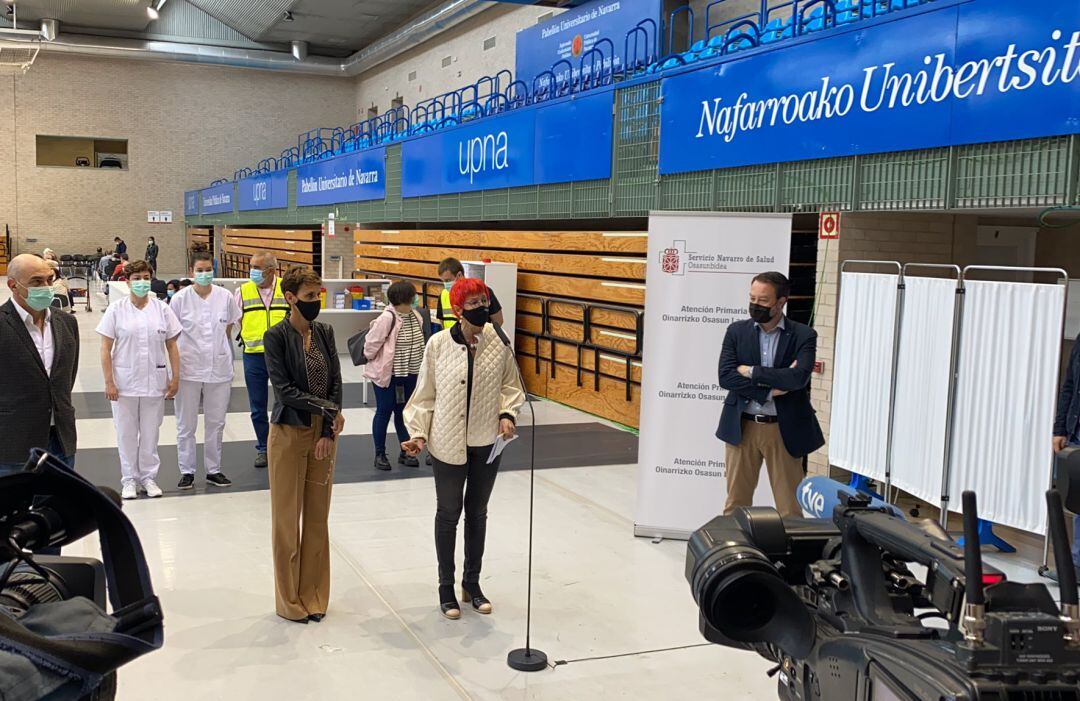 En Pamplona, la presidenta del Gobierno de Navarra, María Chivite, junto con la consejera de Salud, Santos Induráin, y el rector de la Universidad Pública de Navarra, Ramón Gonzalo; visita las instalaciones de vacunación en la UPNA
