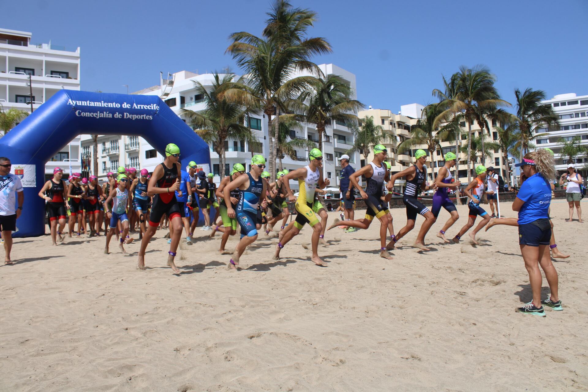 Salida del XXX Triatlón RCNA – Ciudad de Arrecife.