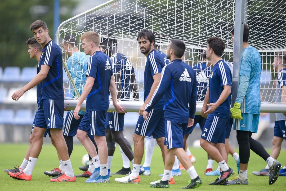 Varios jugadores del Oviedo durante un entrenamiento.