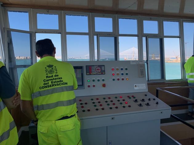 Un botón acciona la apertura del puente en medio de un trabajo coordinado en el que participan una quincena de trabajadores