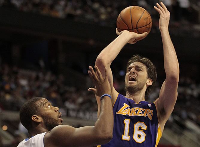 Pau Gasol lanza ante la marca de Greg Monroe de los Detroit Pistons