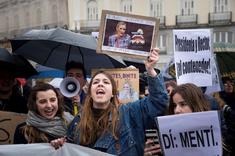 Varios cientos de alumnos y profesores de la Universidad Rey Juan Carlos (URJC), se han concentrado hoy en la madrileña Puerta del Sol para exigir la dimisión de Cristina Cifuentes