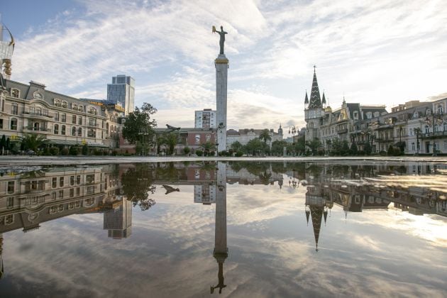 La plaza de Europa de Batumi con la estatua de Medea.