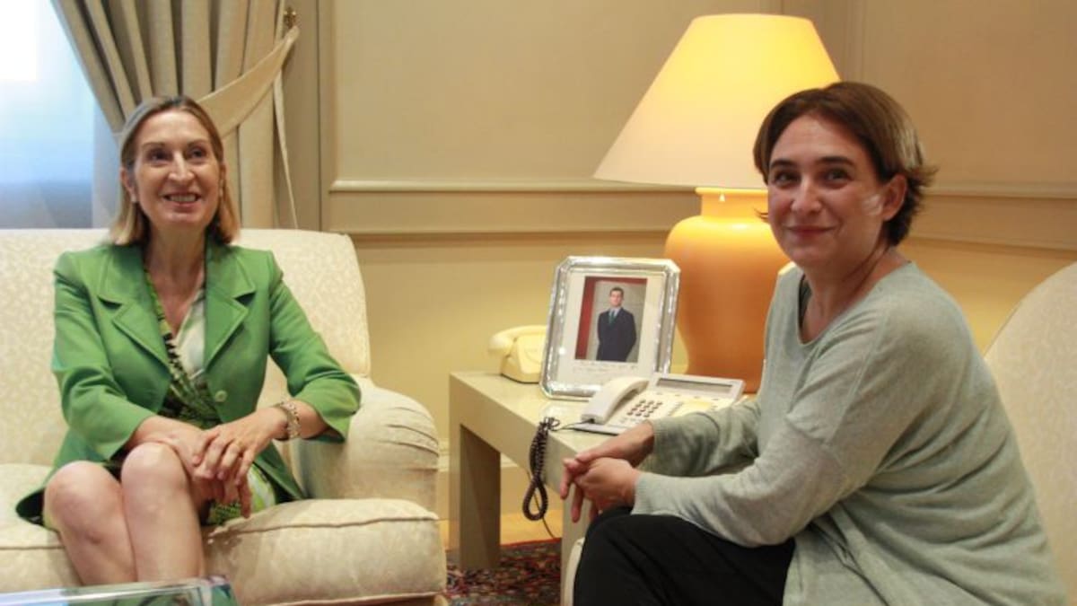 Colau reclama a Pastor que compleixi amb la Sagrera