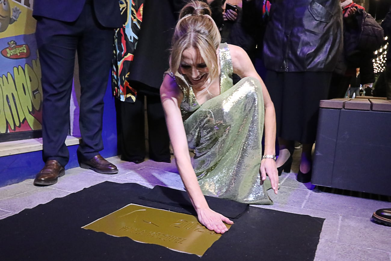 El bulevar de la Mejor Calzada de la calle Dahellos ya cuenta con la placa de Paula Vázquez