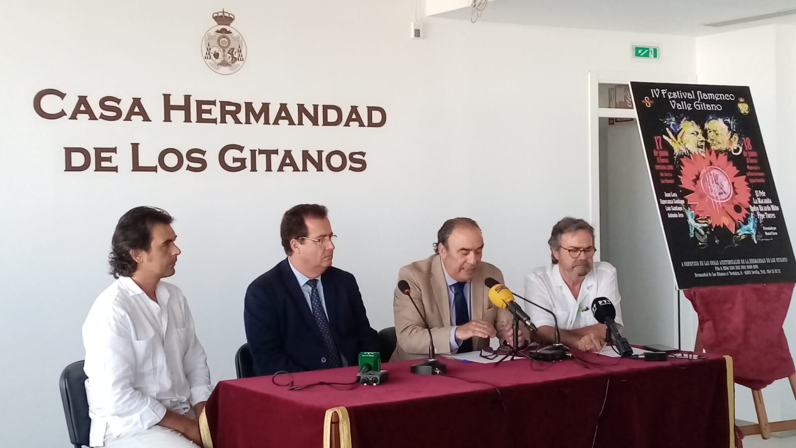 De izquierda a derecha, Pedro Ricardo Miño, el delegado municipal de Fiestas Mayores, Juan Carlos Cabrera; el hermano mayor de Los Gitanos, José María Flores Vargas, y Manuel Curao