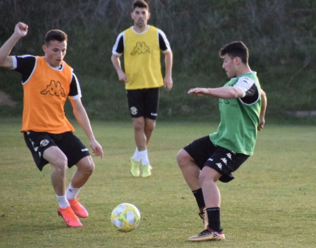Dos juveniles entrenan, con Carlos Ramos (uno de los seis sancionados) al fondo