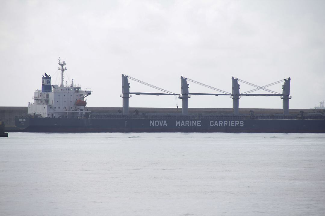 Imagen del buque que está atracado y retenido en el puerto de Castellón después de que nueve de sus 25 tripulantes hayan dado positivo en Covid-19.