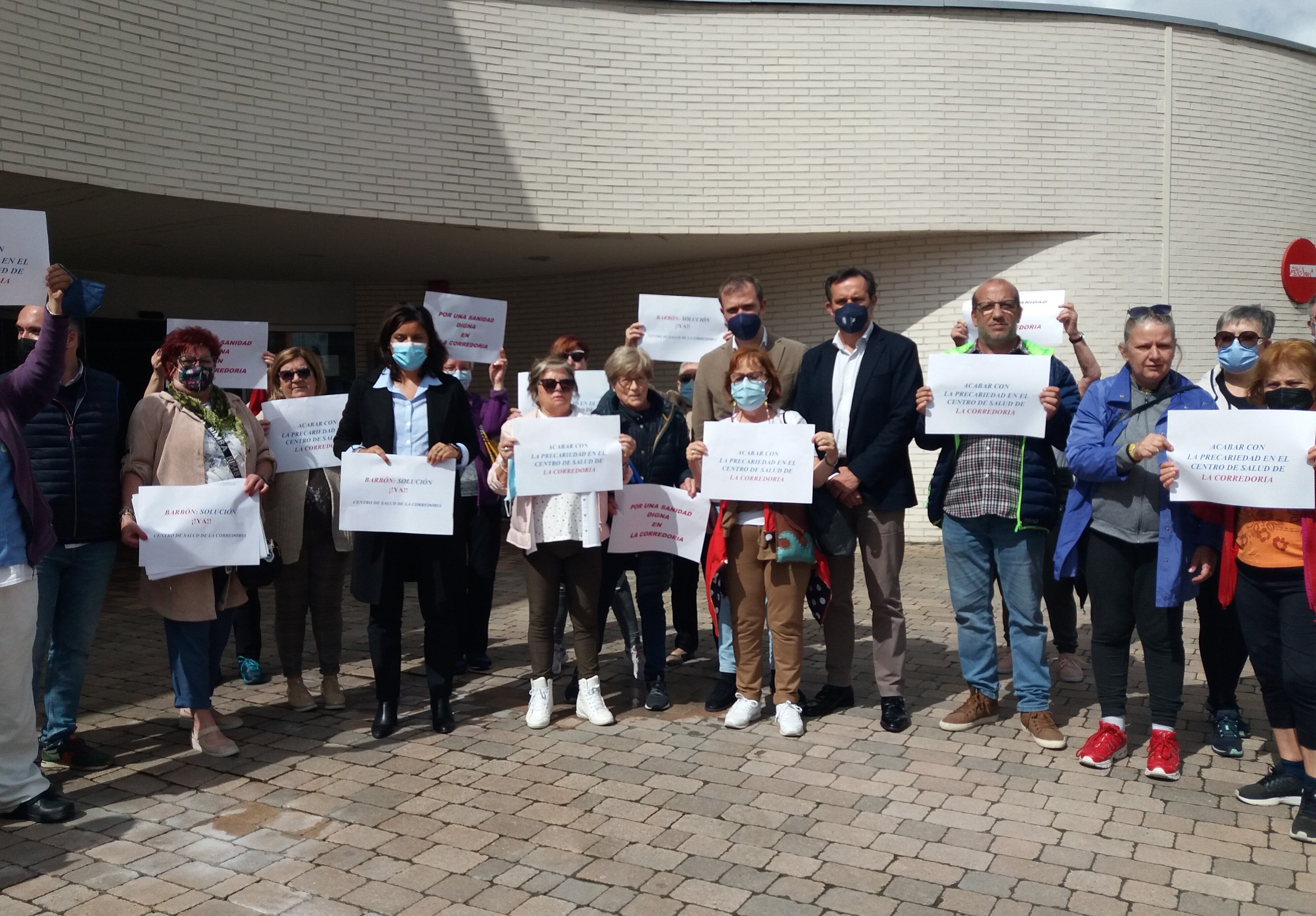 Protesta de los vecinos, acompañados por los representantes del Partido Popular, en la puerta del Centro de Salud de La Corredoria (Oviedo)