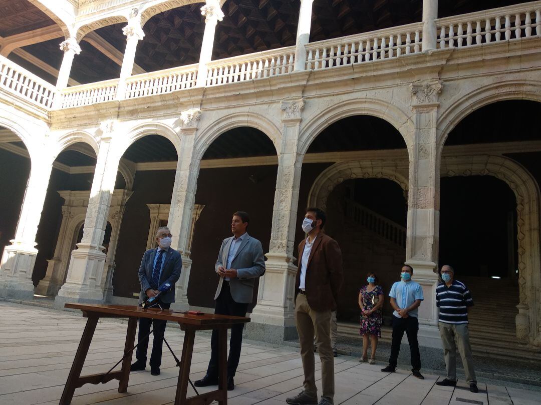 El consejero de Presidencia, Ángel Ibáñez, atiende a los medios en el patio del Palacio de Avellaneda, entre el alcalde de Peñaranda, Fernando Rioja (dcha) y el delegado de la Junta en Burgos, Roberto Sáez (izda) y ante la mirada de concejales del Ayuntamiento peñarandino