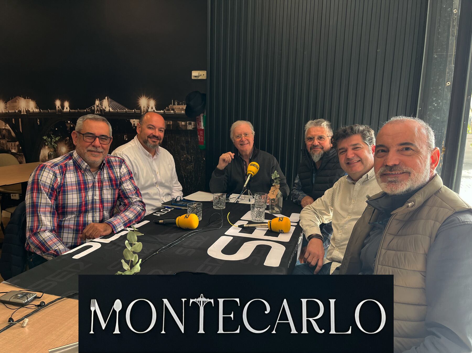 Representantes de los ganadores del concurso de Olleta y del concurso de Cotos, en el Salón Montecarlo