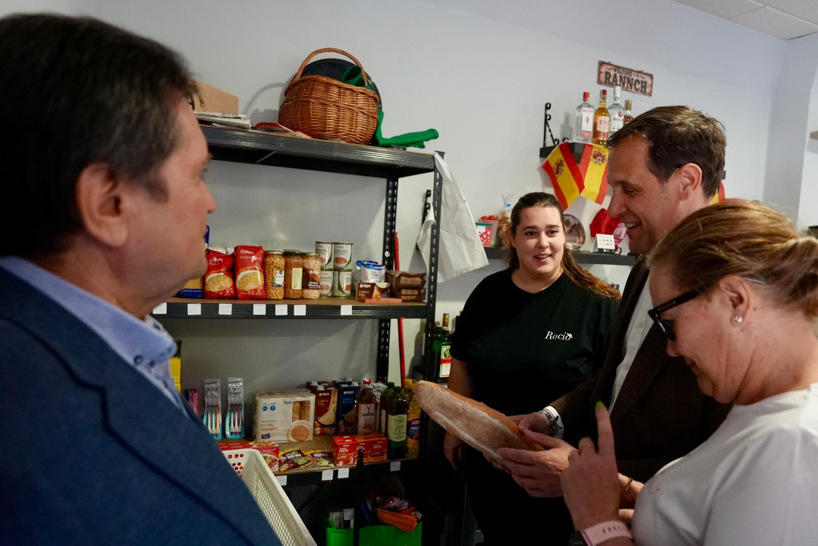 El alcalde de Lomoviejo, Ángel Vegas, y el presidente de la Diputación de Valladolid, Conrado Íscar, inauguran el Comercio Rural Mínimo