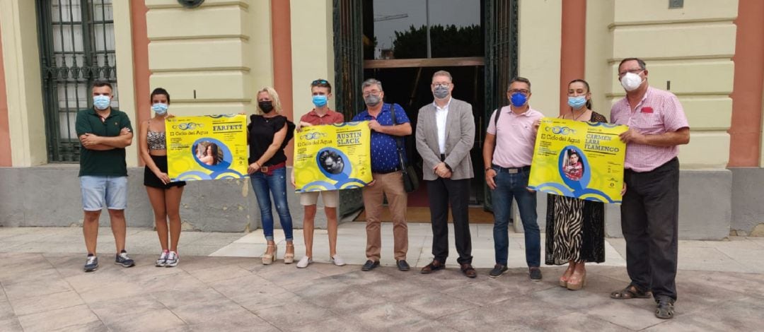 Artistas, alcaldes pedáneos y concejales posan durante la presentación del cartel