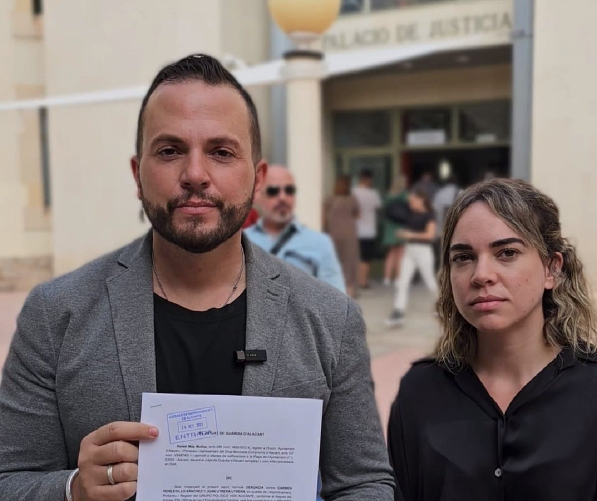 El portavoz de Compromís, Rafa Mas, y la edil Sara Llobell, tras presentar la denuncia contra Vox en los juzgados de Alicante