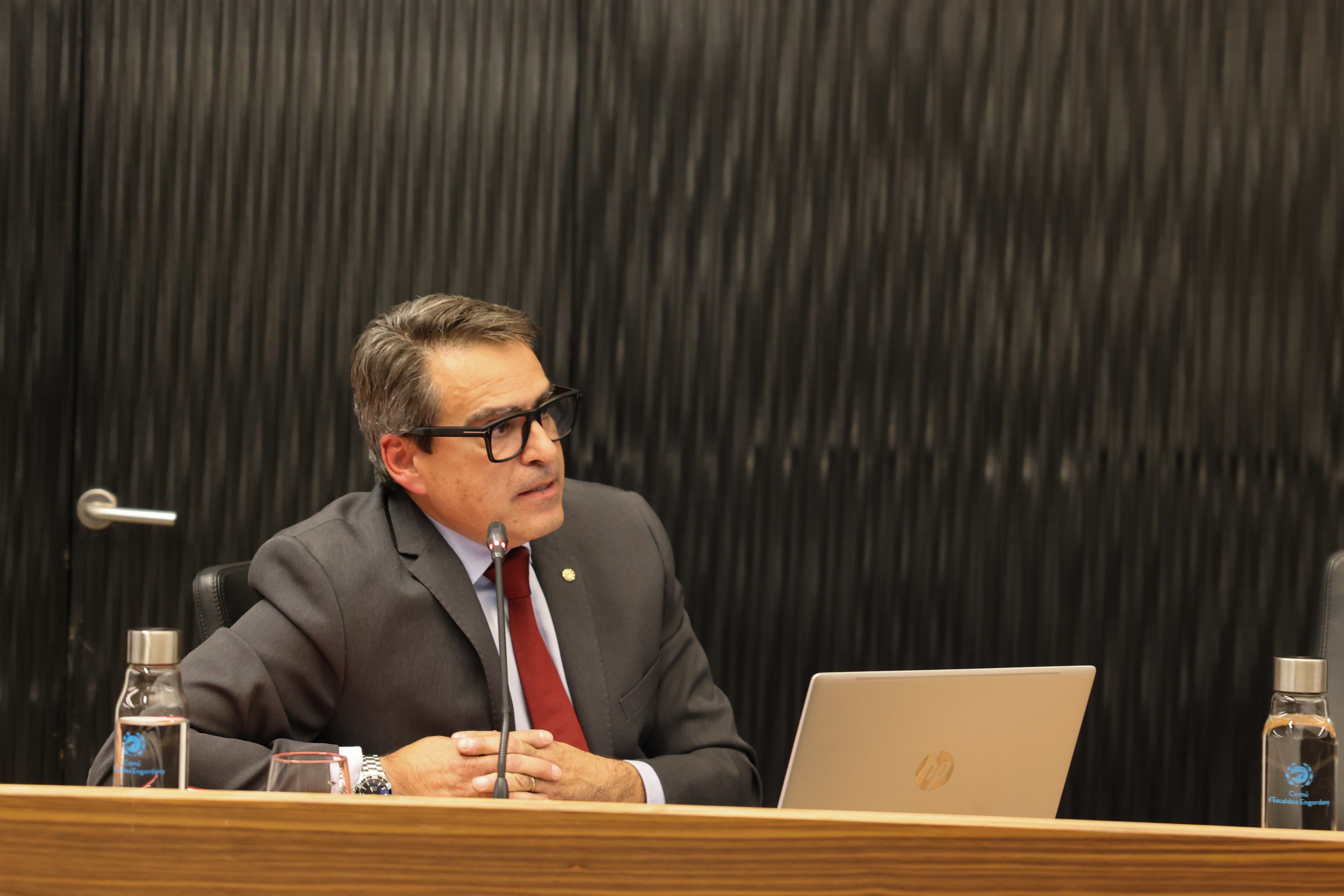 El conseller David Pérez ja seu apartat de la resta de de consellers de la majoria