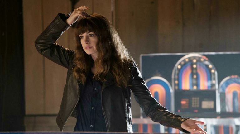 Imagen de un fotograma de &#039;Colossal&#039; en la que aparece Anne Hathaway, protagonista de la película. 