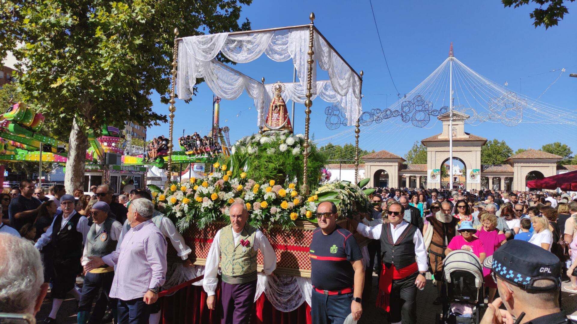 Uno de los momentos del traslado de la Virgen de los Llanos desde el Recinto Ferial al Ayuntamiento de Albacete