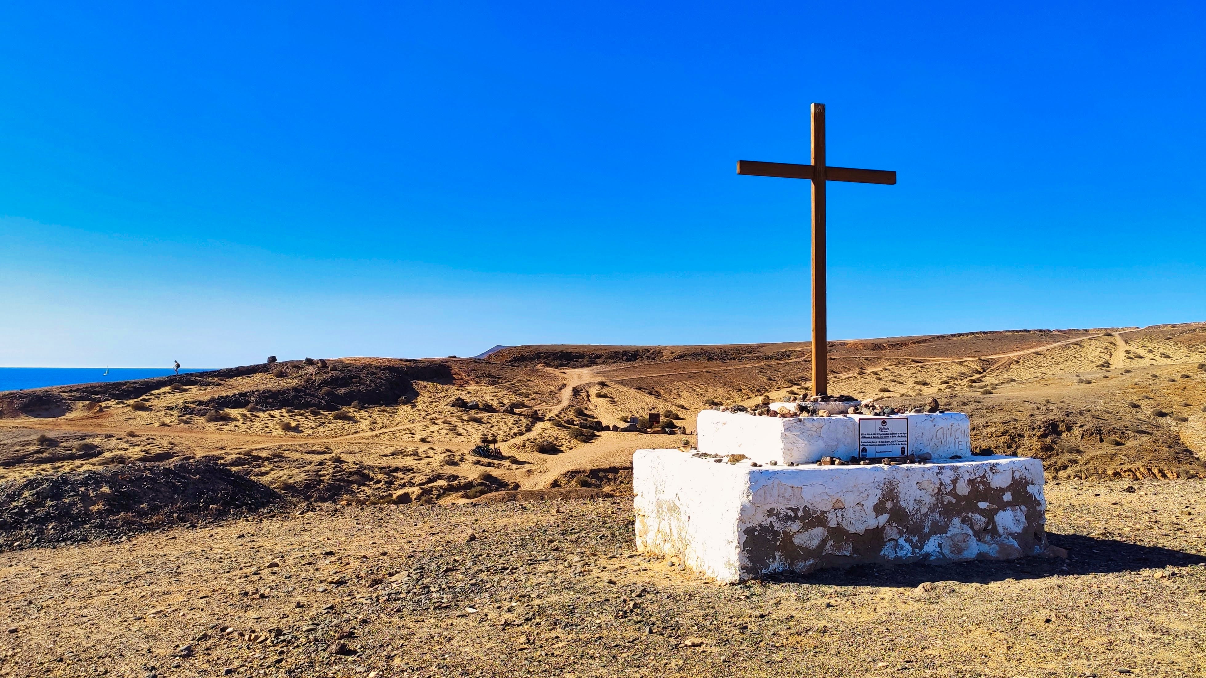 Cruz de San Marcial, costa del Rubicón en el camino a la playa de Papagayo, isla de Lanzarote, España.