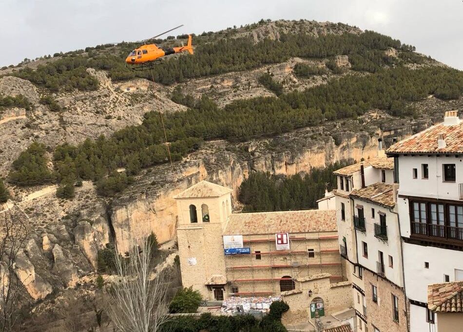 El helicóptero ha realizado cerca de 170 viajes para extraer los escombros de San Miguel