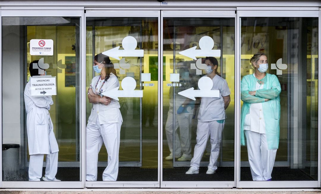 Enfermeras a las puertas de un hospital.