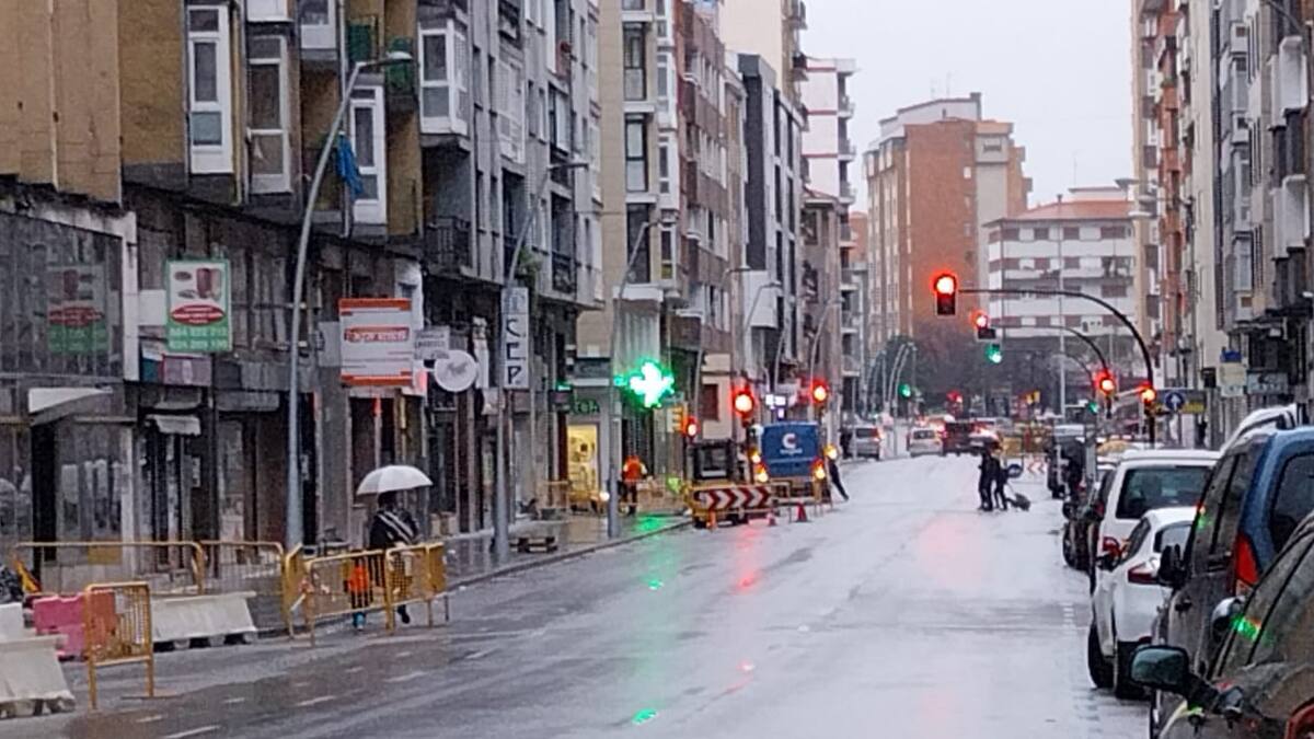 'La gente esquiva las obras'. Los comerciantes de Pablo Iglesias soportan una reforma que se les hace ya muy larga y difícil de compaginar con las ventas.