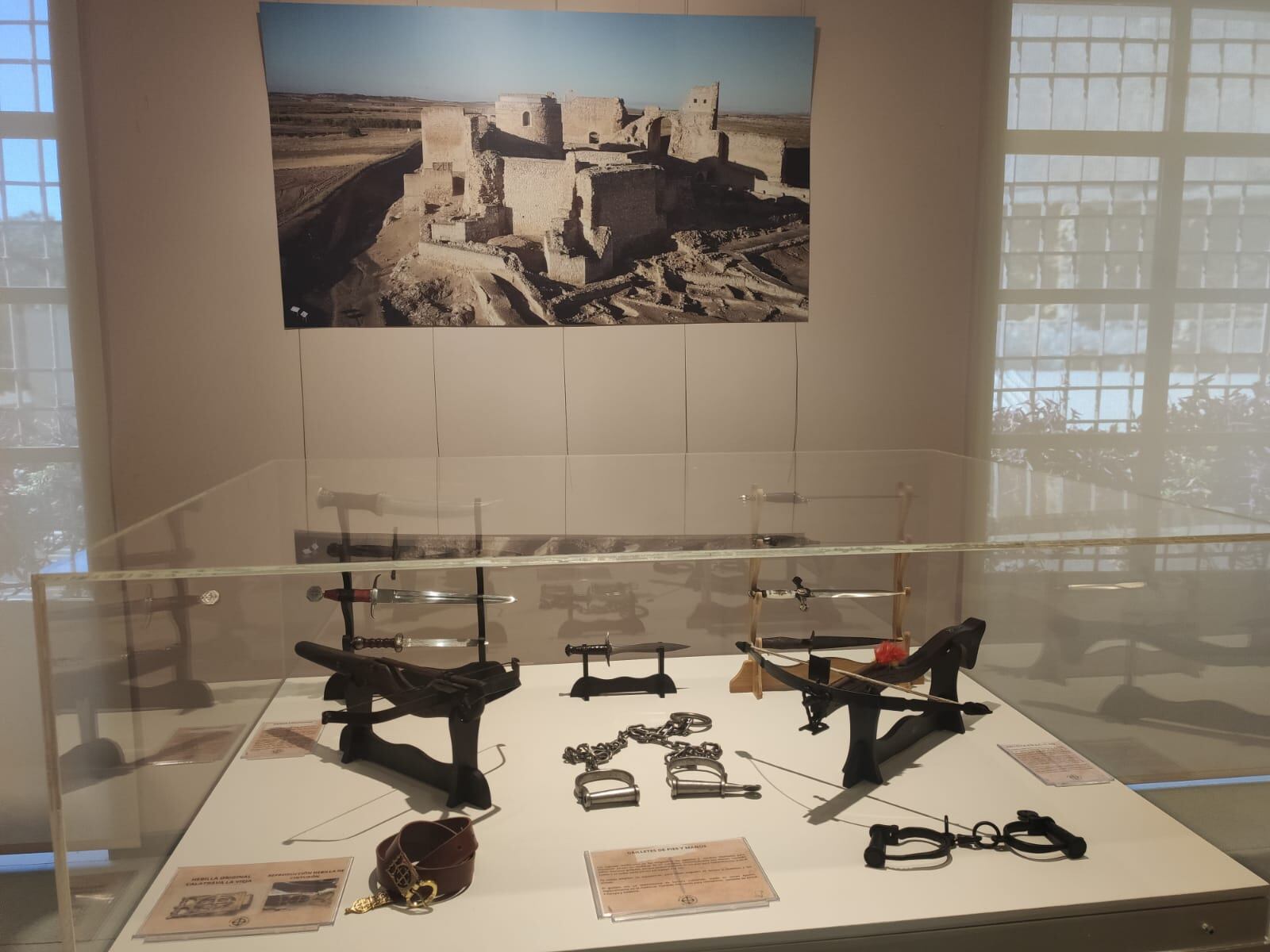 Exposición de armas templarias en el Museo Arqueológico Municipal de Lorca.