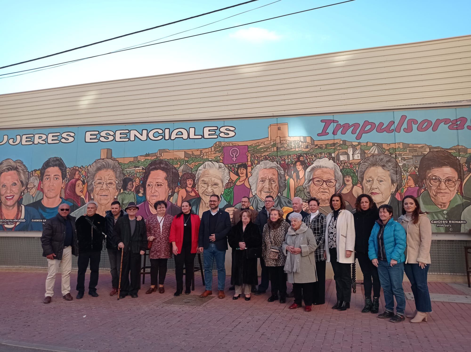 El alcalde, Diego José Mateos, la concejala de Igualdad, Antonia Pérez junto a los familiares y amigos de las protagonistas del mural &#039;Mujeres Esenciales&#039;