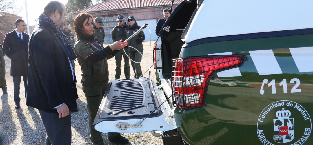 El vicepresidente de la CAM, Pedro Rollán, junto a los nuevos vehículos de los Agentes Forestales