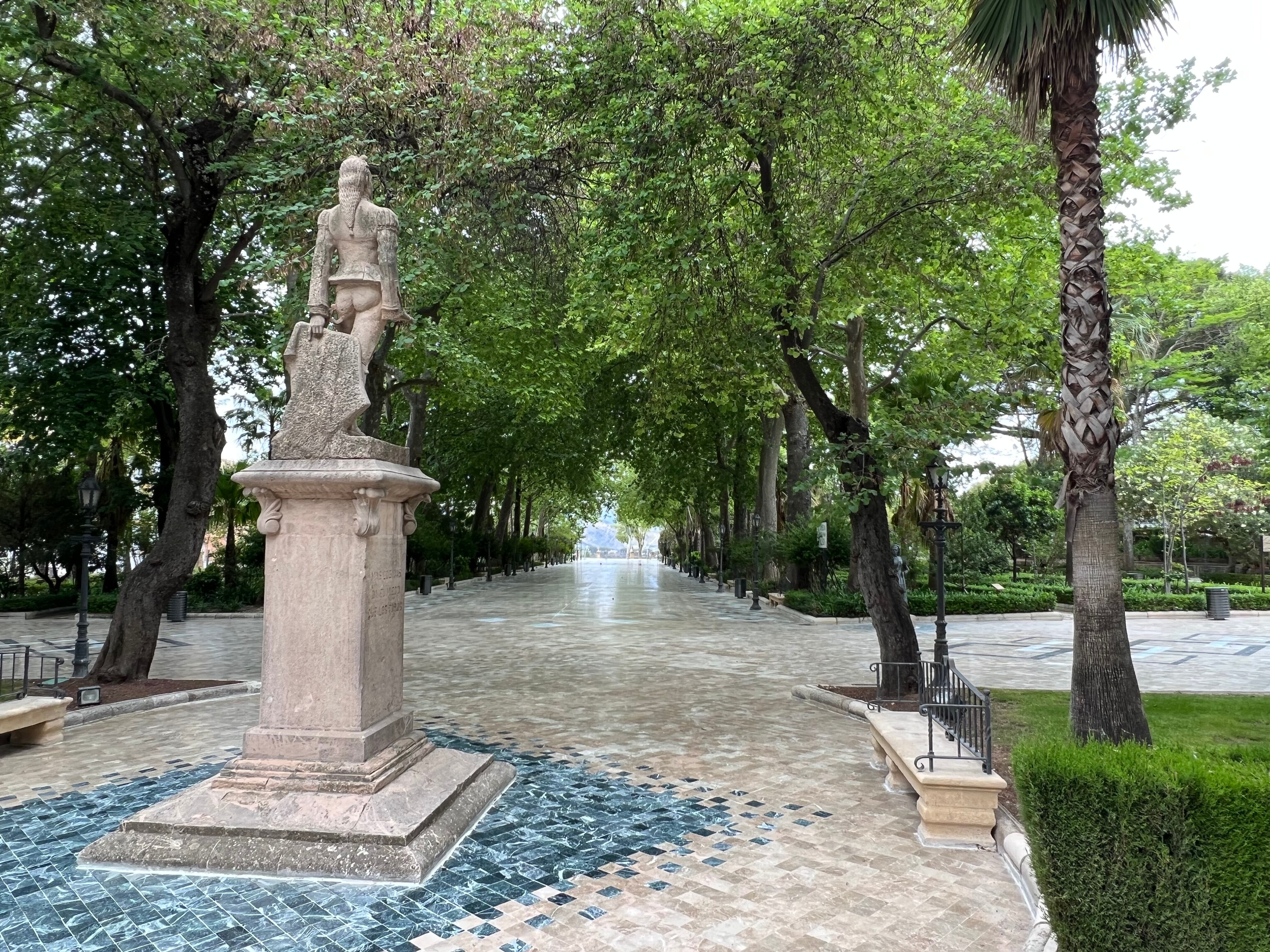 Paseo Central de la Alameda del Tajo de Ronda que preside la estatua de Pedro Romero