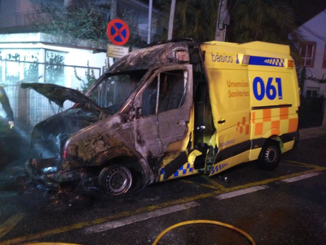 Ambulancia quemada en Tui en la madrugada del sábado al domingo 3 de febrero.