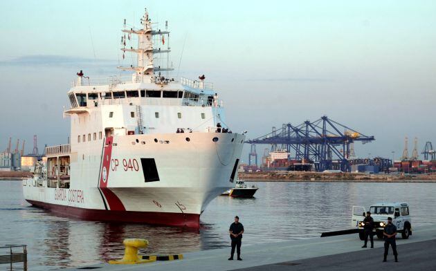 El barco Dattilo atracando en el puerto de Valencia