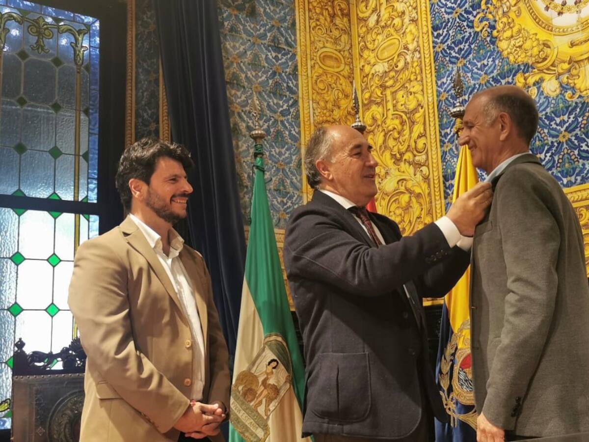 Fernando García ‘El Chato’ recibe la insignia de Algeciras
