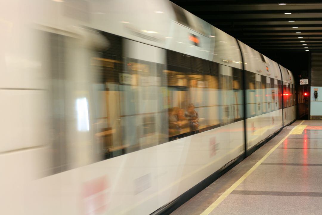 Tren de Metrovalencia a su paso por la estación de Xàtiva, en el centro de València. 