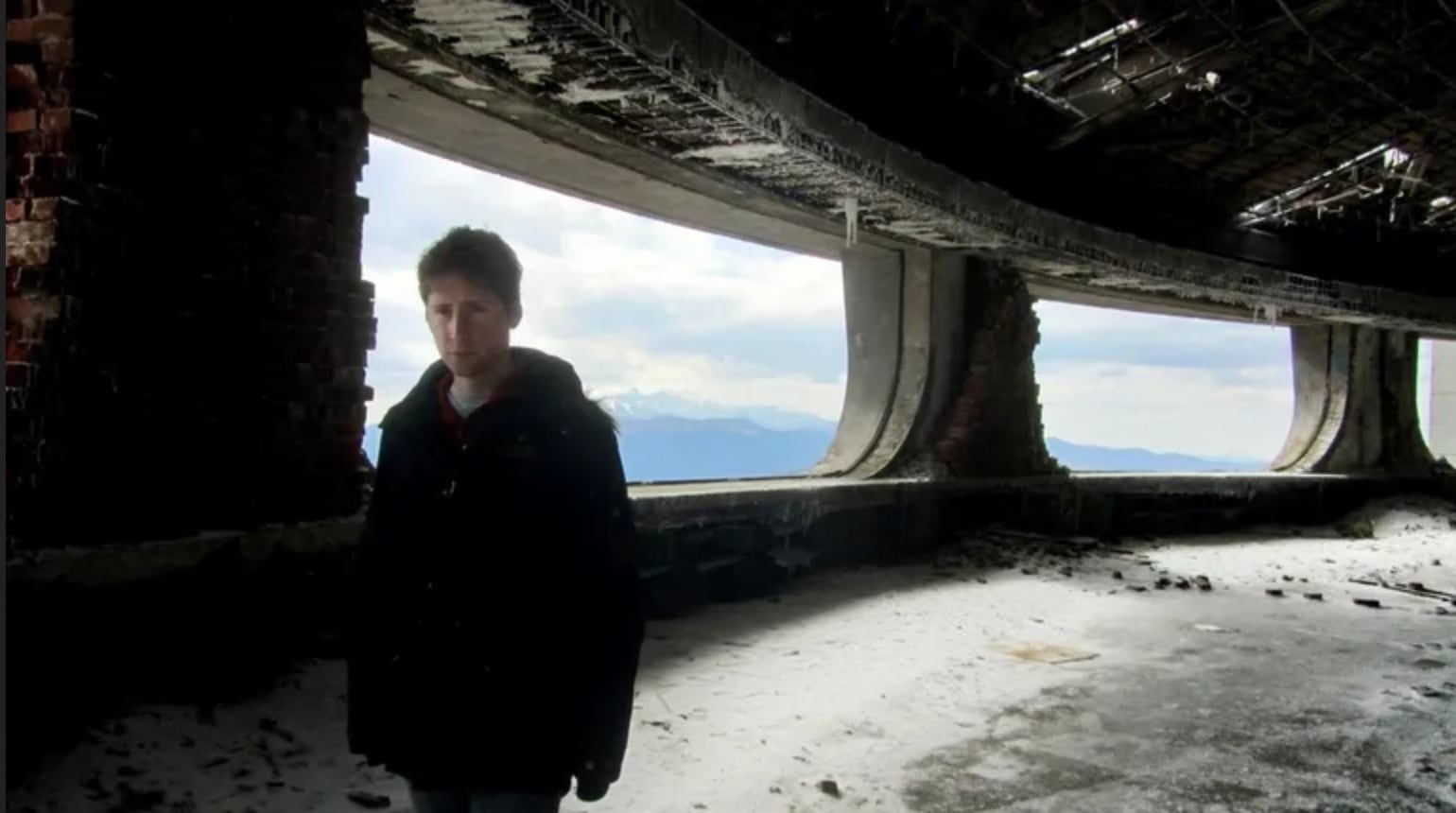 Brais Suárez en el monumento conmemorativo soviético Buzludzha.