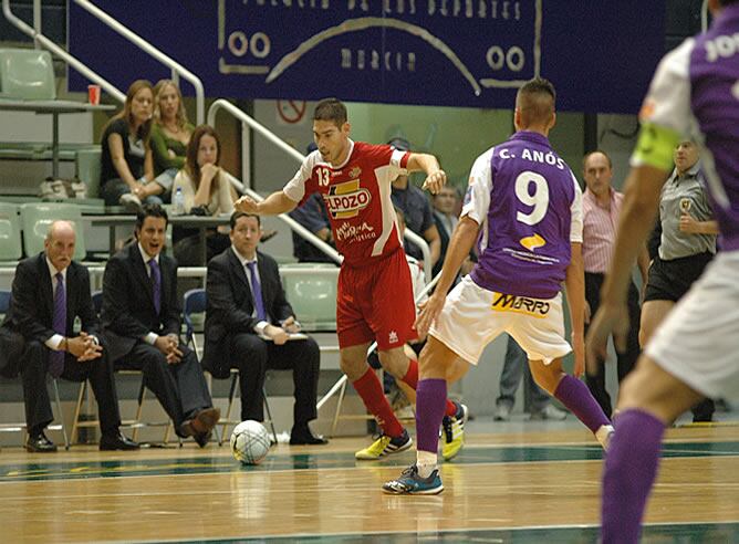Kike conduce el balón en una de las jugadas de gol del partido