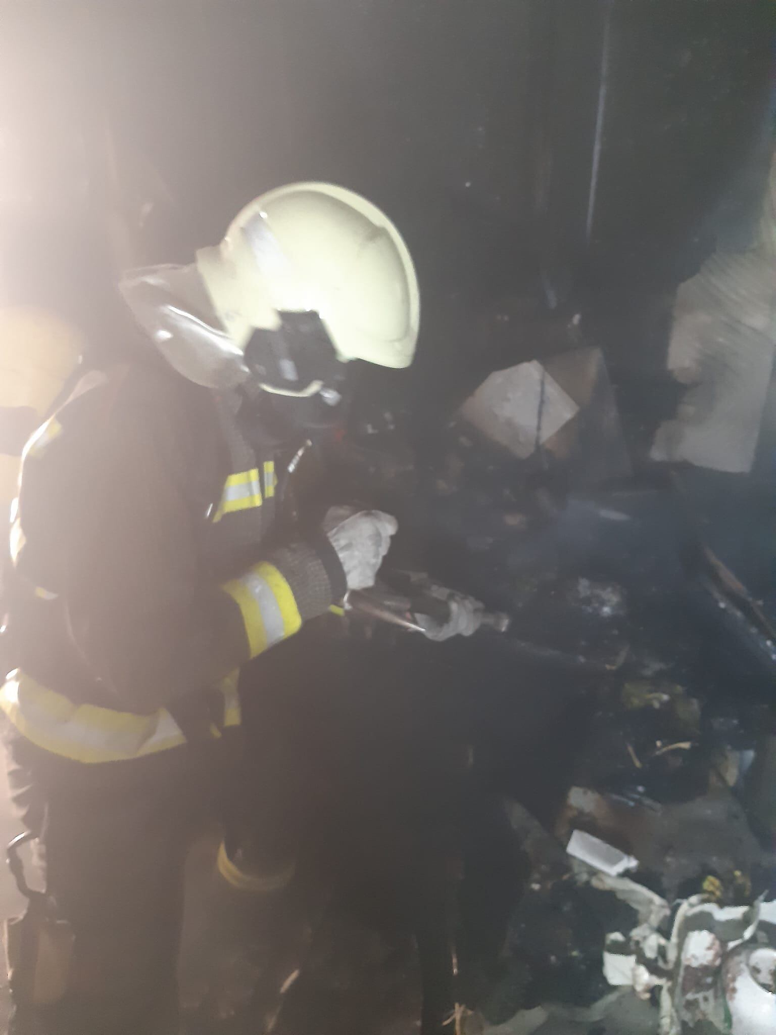 Estado en el que ha quedado la vivienda en la que se ha producido un incendo en Ajo.