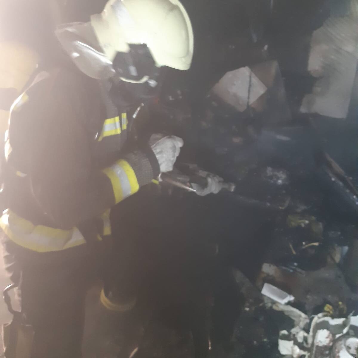 Trasladado al hospital por inhalar humo al incendiarse su vivienda en Bareyo