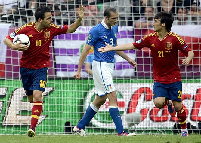 Los jugadores de la selección española Cesc Fábregas y David Silva celebran el gol del empate ante Italia durante el partido de la Eurocopa 2012 correspondiente al Grupo C entre las selecciones de España e Italia, en Gdansk, Polonia, el domingo 10 de juni